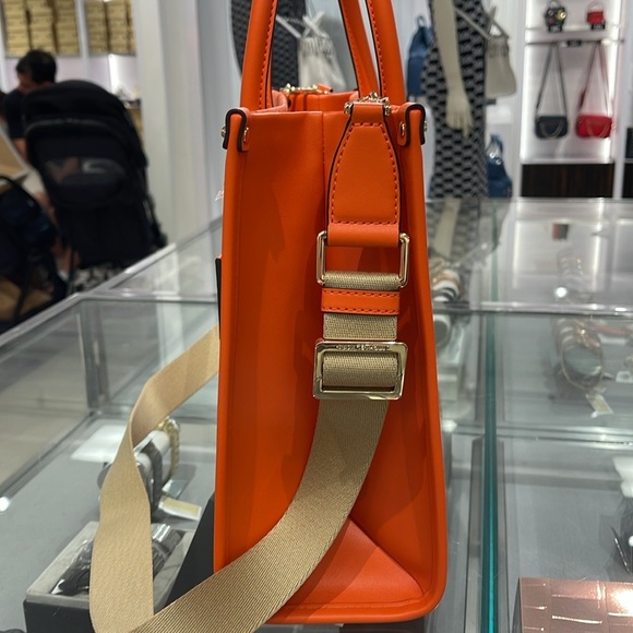 Michael Kors Mirella Medium Ombré Logo Tote Bag
Poppy
NWT - Picture 12 of 16